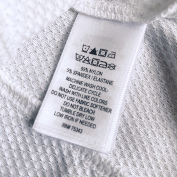 Tommy Bahama Golf Women’s Long Sleeve Golf Shirt - Picture 4 of 5